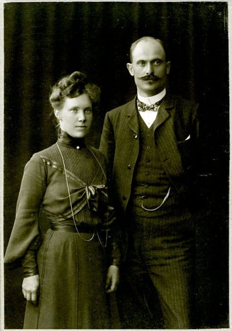 Anny Huss gift 1904 i Stockholm med Erik Bondeson 1868–1956, tabell 290. Läroverksadjunkt.