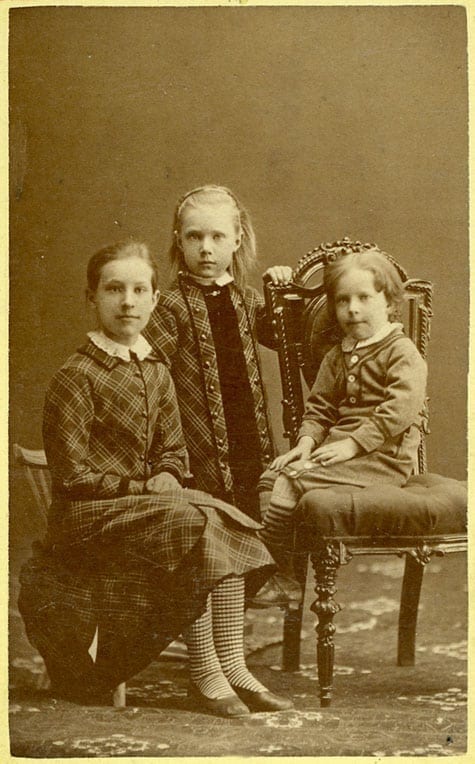 Signe Huss 1868–1930, Anny Huss 1874–1968 och Harald Huss 1875–1959, tabell 232, 260, 290 och 300. Barn till Magnus Huss i hans äktenskap med Fanny Huss född Grape. 
